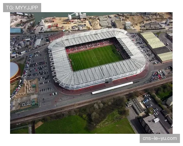 王子公园球场座无虚席，巴黎球迷高唱助威歌曲为球队营造主场氛围
